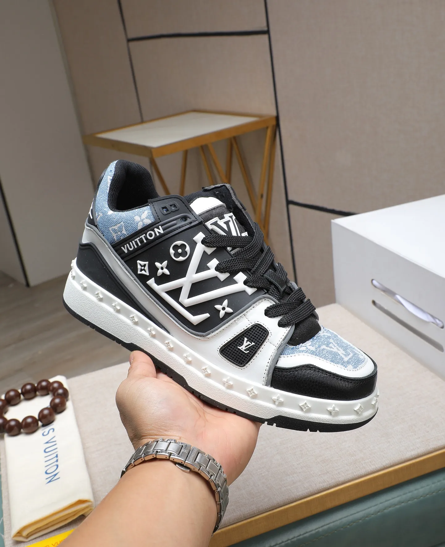 Men's men's shoes 💰640 LV are novel and fashionable, the uppers are made of imported cowhide, and they have a super trendy design! It’s eye-catching! The leather is soft, delicate, shiny and translucent, showing the ultimate hand-made craftsmanship, the tongue has the LV logo, and the mesh upper is soft, comfortable and breathable! Size: 38-44 (45 customized